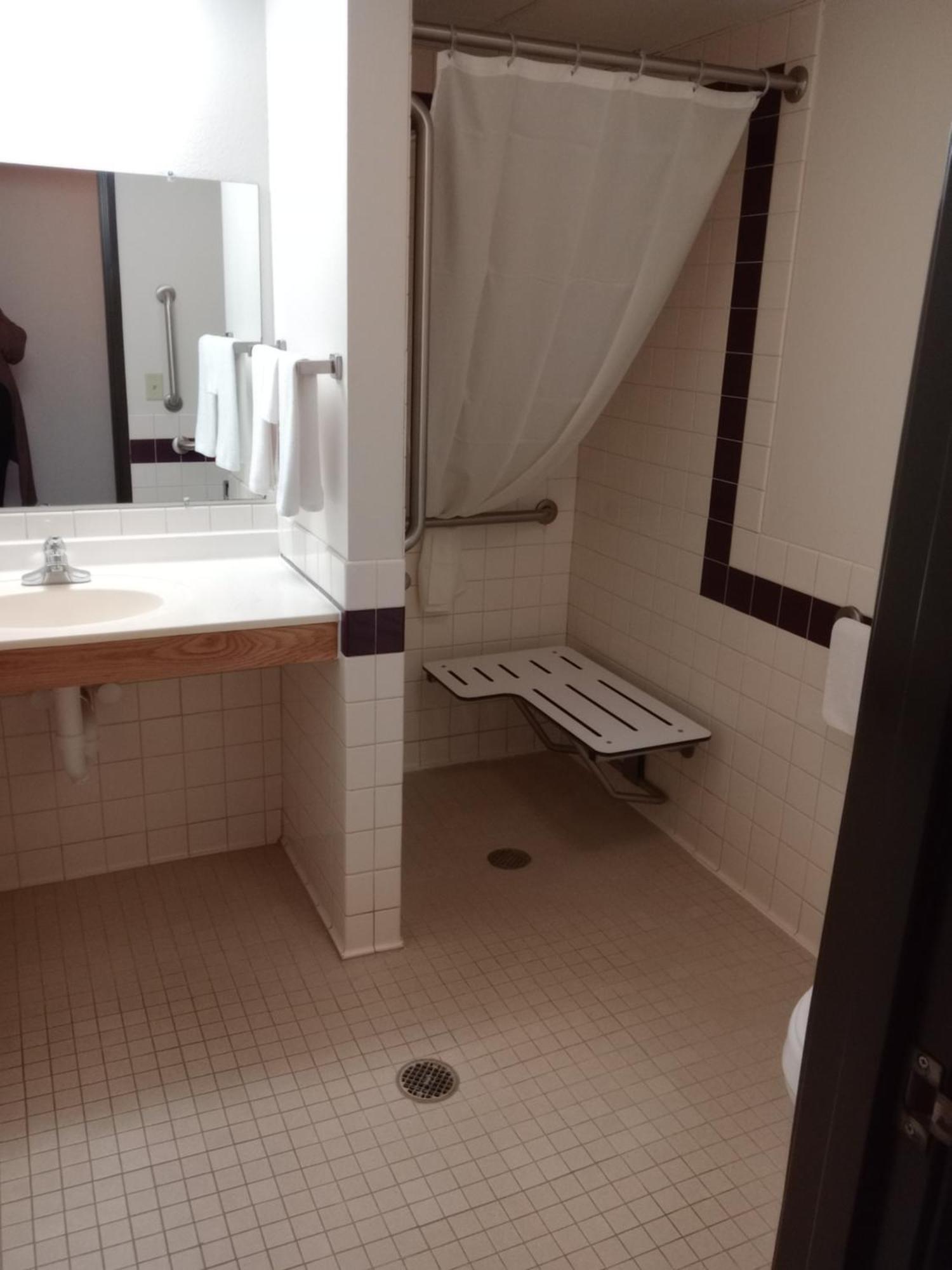 Fairbridge Inn & Suites Thorp Esterno foto